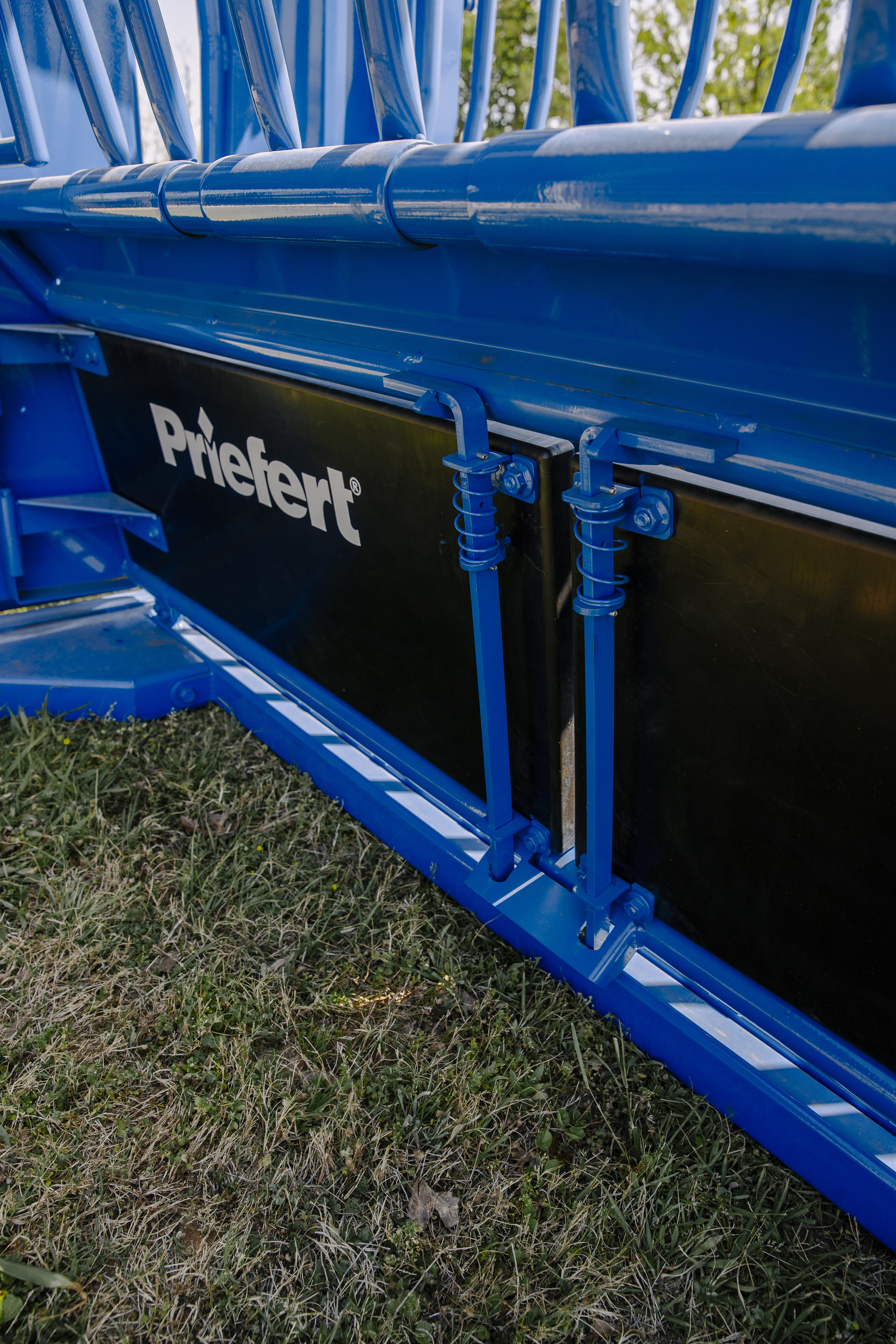 SqueezeChute SC25 0326 WorkingPens 9579.jpg